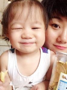 宝宝和我抢瓜吃,宝宝与我共享夏日美味