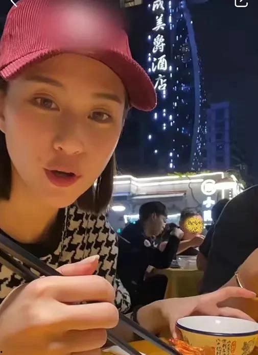 吃瓜娱乐间明星,揭秘吃瓜群众眼中的明星生活